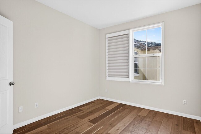 Building Photo - Beautiful Upgraded Townhome: 1,676 sqft, 2-Car Garage + Iron Horse Trail Access