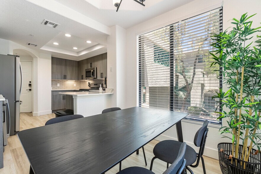 Building Photo - 15608 N 71st St