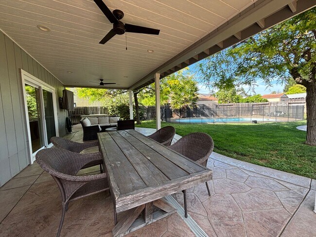 Building Photo - 879 Fall River Trail