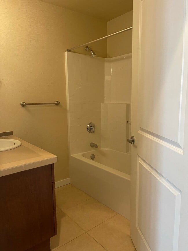 Building Photo - Downtown Redmond unit in the Cleveland Bldg with one assigned parking spot included in the rent!