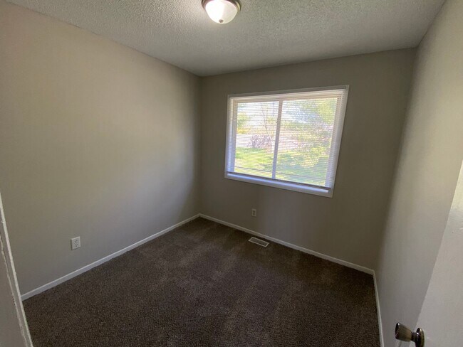 Building Photo - 1630 Pleasant View Dr