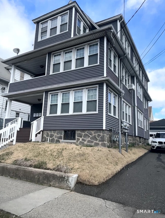 Building Photo - 624 Bishop Ave