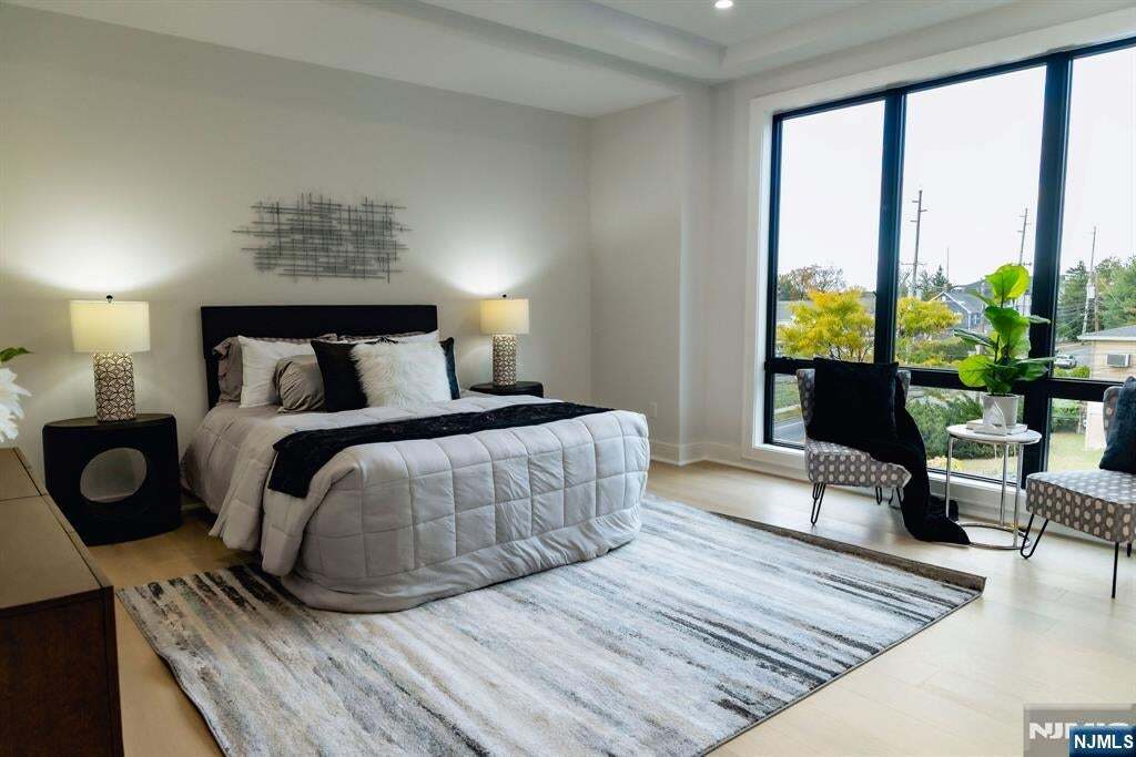 Building Photo - 401 Grand Ave