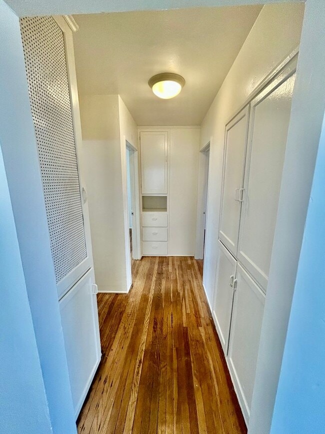 Building Photo - Bright & Airy 2 Bed / 1 Bath Apartment in Point Loma!