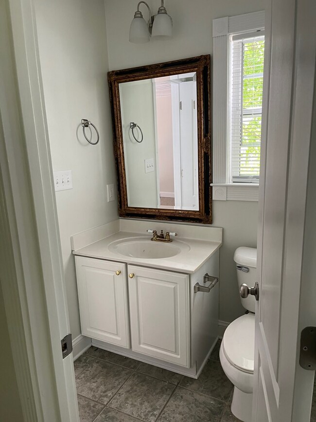 Building Photo - 137 Cove Landing Dr