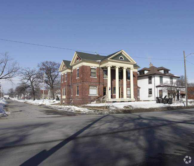 Primary Photo - The Manor