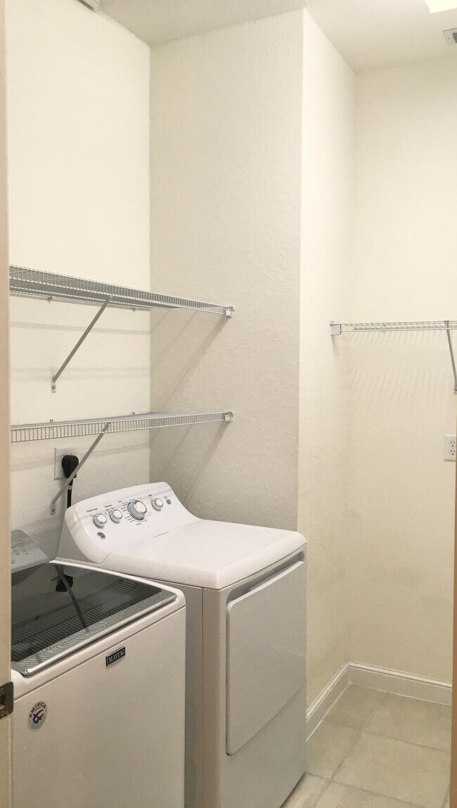 Building Photo - 850 Millbrae Ct