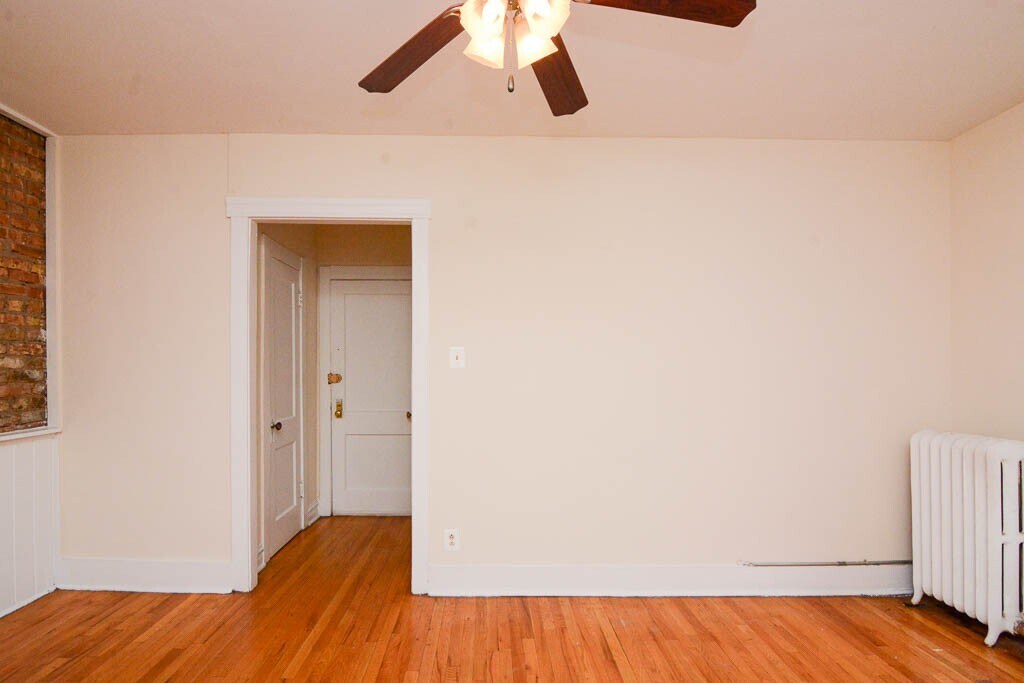 Building Photo - 938 W Cornelia Ave