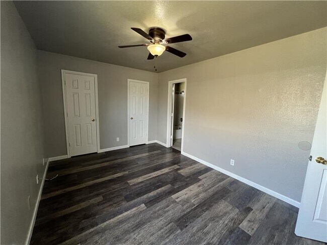 Building Photo - 3607 Crescent Dr