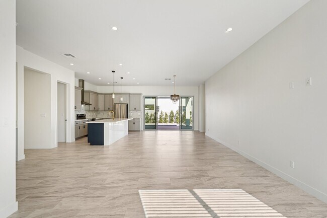 Building Photo - 910 E Roma Ave