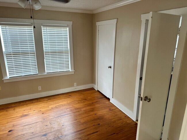 Building Photo - 512 Gordon St E