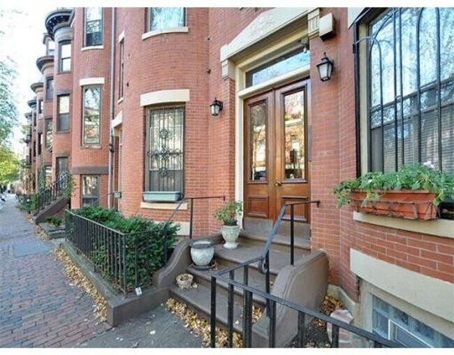 Building Photo - Charming South End One Bed with Private Outdoor Oasis – 1 Bed | 1 Bath | 686 Sq F