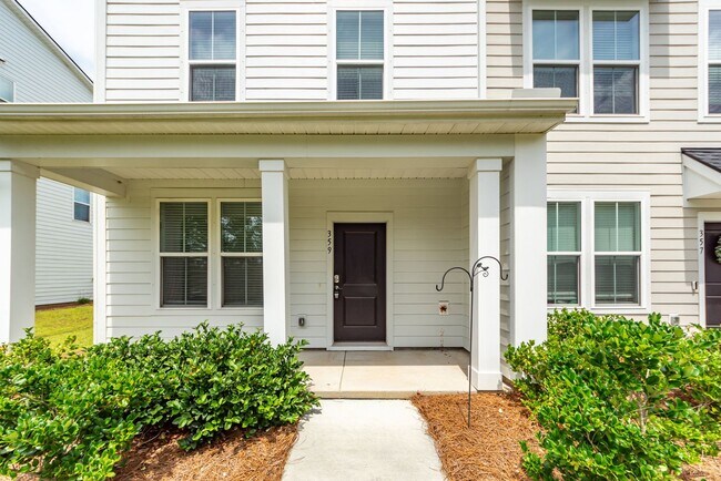 Building Photo - 4 Bedroom, 3.5 Bathroom Townhome in Foxbank Plantation - Moncks Corner