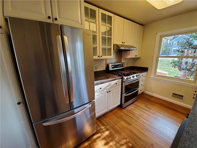 Building Photo - 613 Clairmont Cir