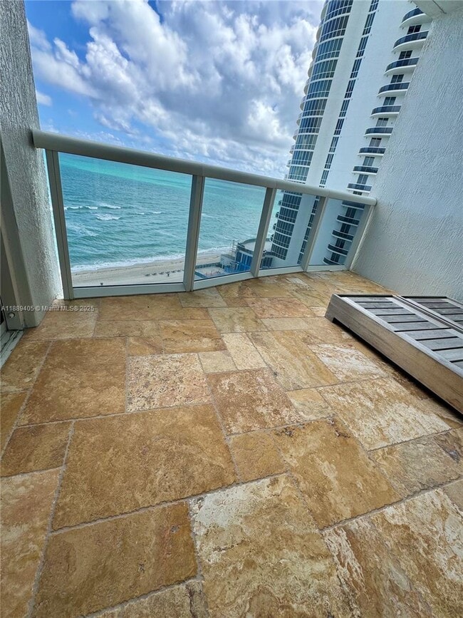 Building Photo - 16001 Collins Ave