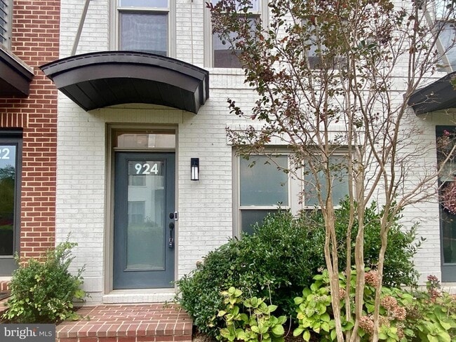 Building Photo - 924 King Farm Blvd