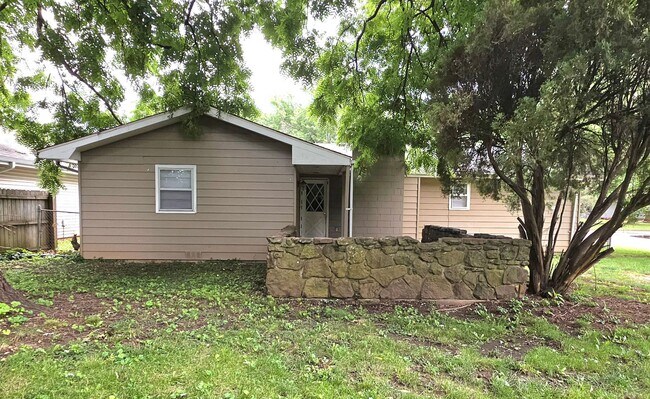 Building Photo - 3 Bedrooms, 2 baths, 2 Living Areas!  $1,295!