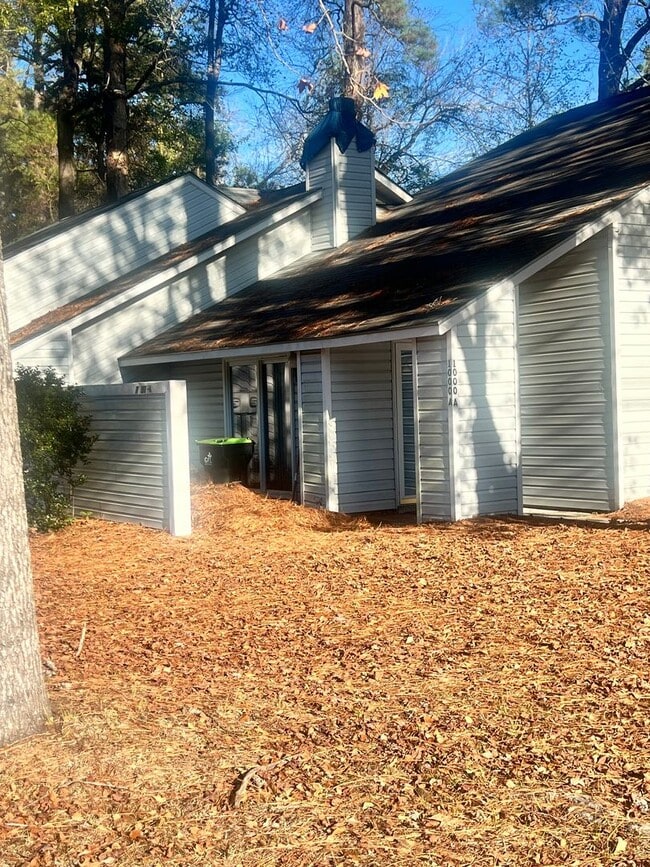 Building Photo - 3 Bedroom 2 Bathroom Duplex