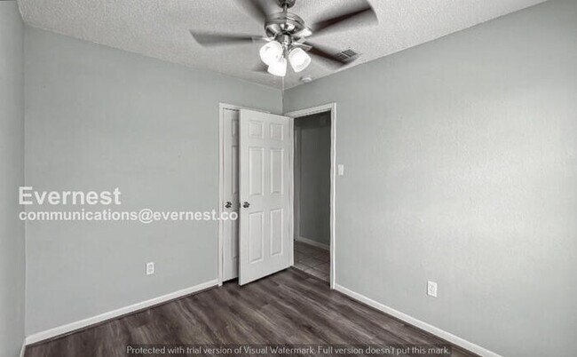 Building Photo - 3 Bed, 2 Bath Home with Fenced Yard & Garage / Pet-Friendly / Available Now!