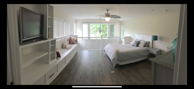 Upstairs master loft suite - 27030 County Road 653