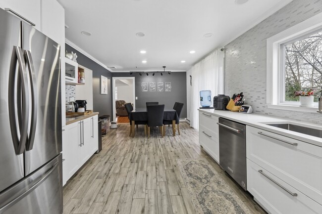 Building Photo - 52 Hillside Ave