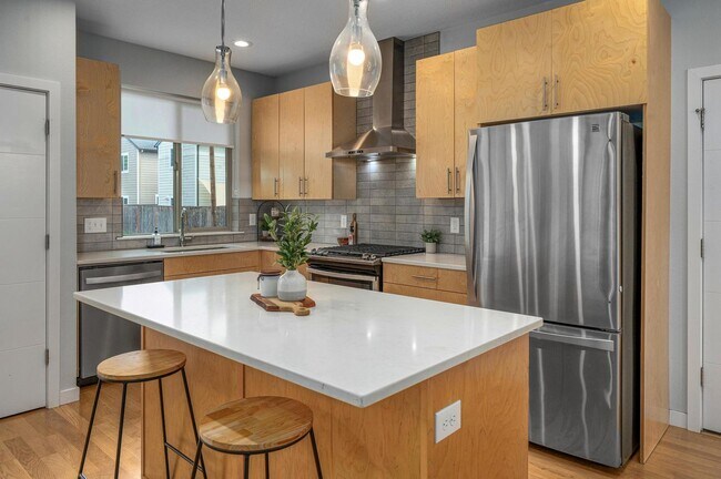 Building Photo - Modern Elegance! Eastmoreland Stunner! Pre...