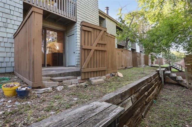 Building Photo - 7122 Wood Hollow Dr