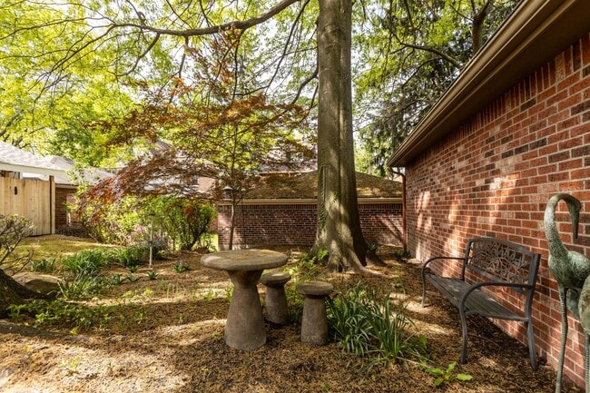 Building Photo - Stunning 5 Bedroom 2.5 Bathroom Home in Squirrel Hill