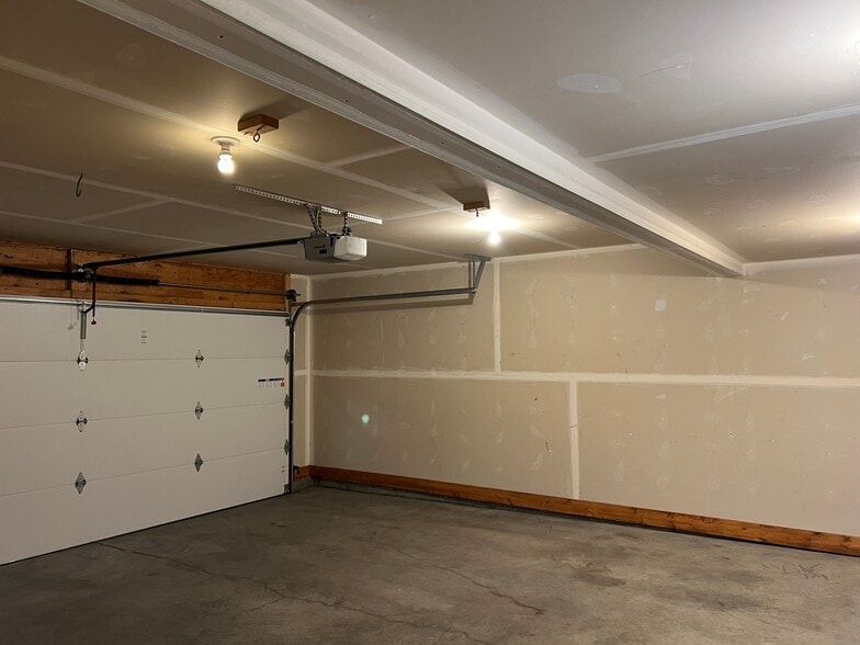 Building Photo - 2027 Lakehills Dr