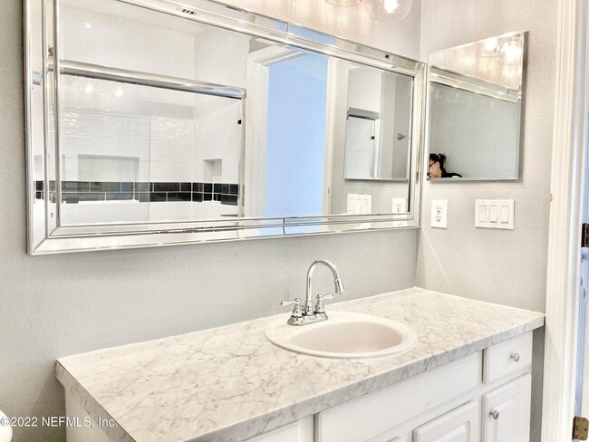 Building Photo - 8424 Thornbush Ct