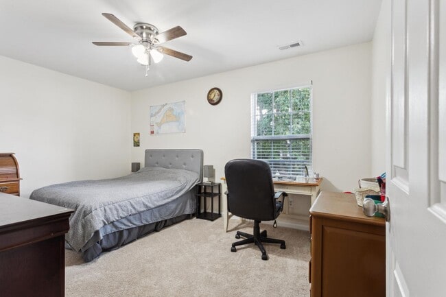 Building Photo - Spacious 4 BDRM 2.5 BA