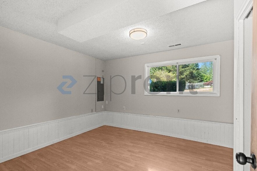 Building Photo - Unit