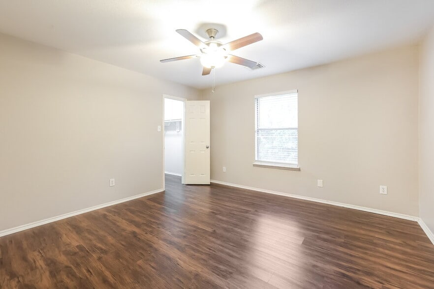 Building Photo - 6030 NW Creek Cir