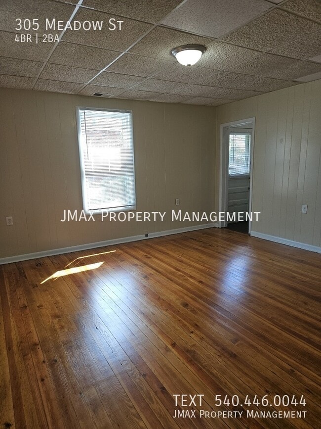 Building Photo - 305 Meadow St