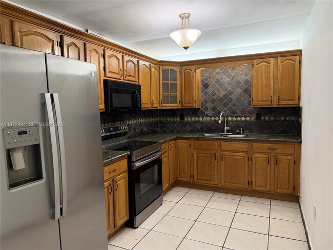 Building Photo - 10000 NW 80th Ct