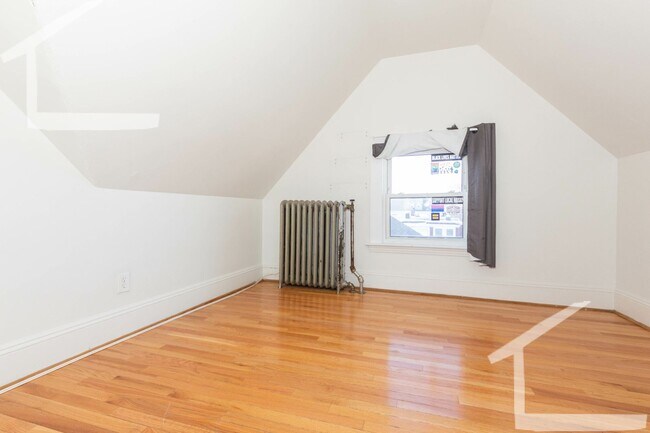 Building Photo - Really nice 4 bed in Allston.....Don't miss out!!