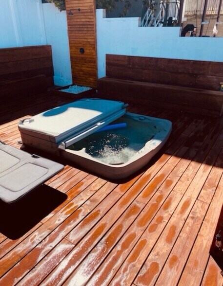 Building Photo - 1058 W 6th St