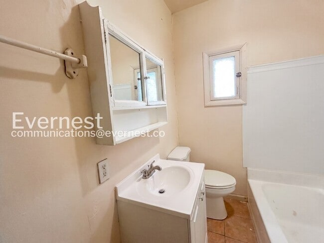 Building Photo - 3 Bed, 2 Bath Home with Off-Street Parking / Vouchers Accepted / Available Now!