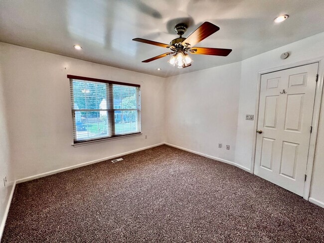 Building Photo - Gorgeous 4 Bedroom 2.5 Bath home in the he...