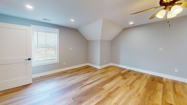 Building Photo - 1211 Hedge Ave