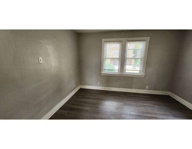 Building Photo - Alice St Triplex