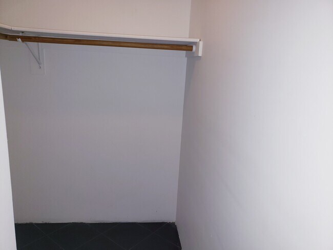 Building Photo - 960 N Tigertail Rd