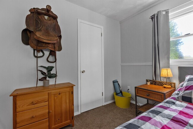 Building Photo - 10 James Dr