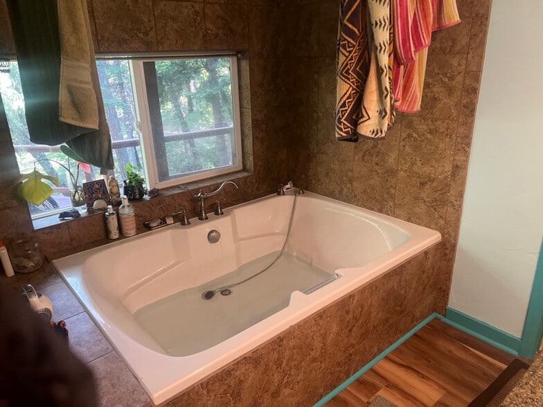 Building Photo - 18833 Rock Creek Rd