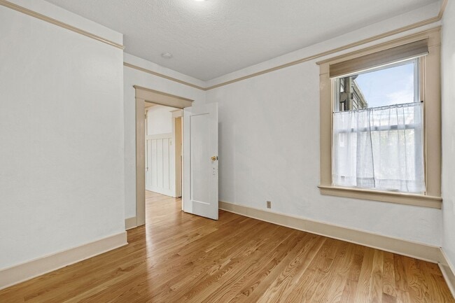 Building Photo - Classic 1910 Craftsman home