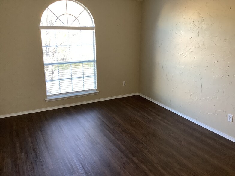 Building Photo - 1213 Calvert Dr