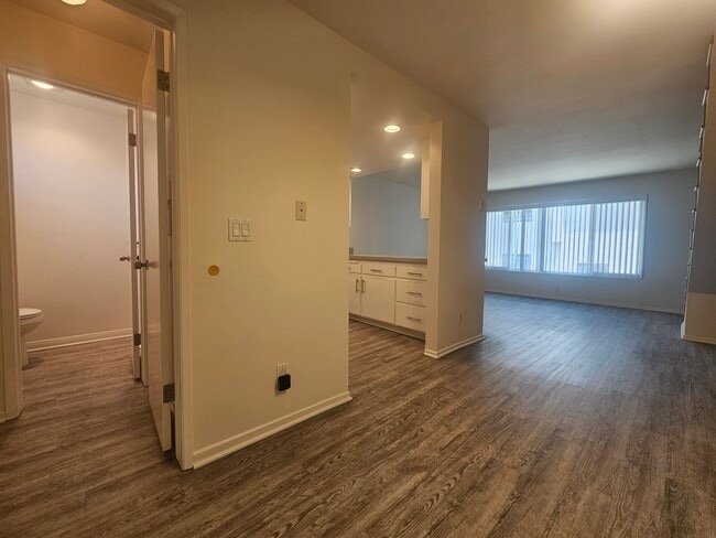 Building Photo - 2 bed 1.5 bath for rent just minutes away from the beach