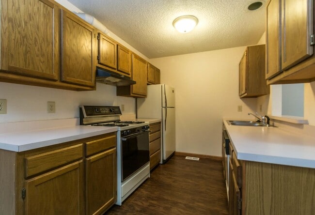 Building Photo - 1802 E Maxwell Ln