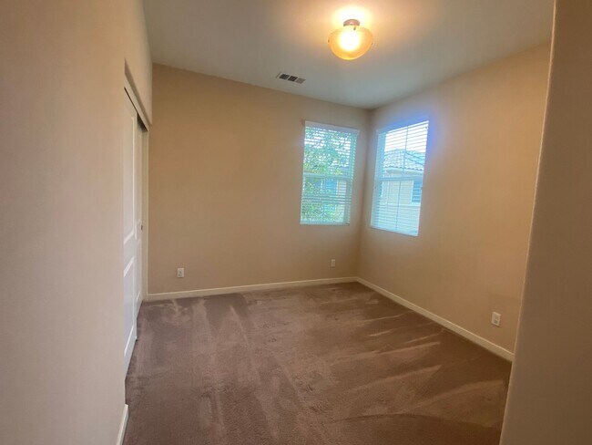 Building Photo - 4 Bedroom Town Home in Willow Heights Diam...