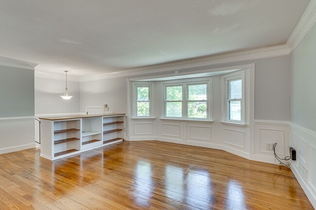 Building Photo - Charming 3+ BR single family home available now